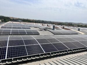 Vista aérea de instalaciones de placas solares en tejados