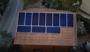 Técnico instalador de placas solares realizando mantenimiento